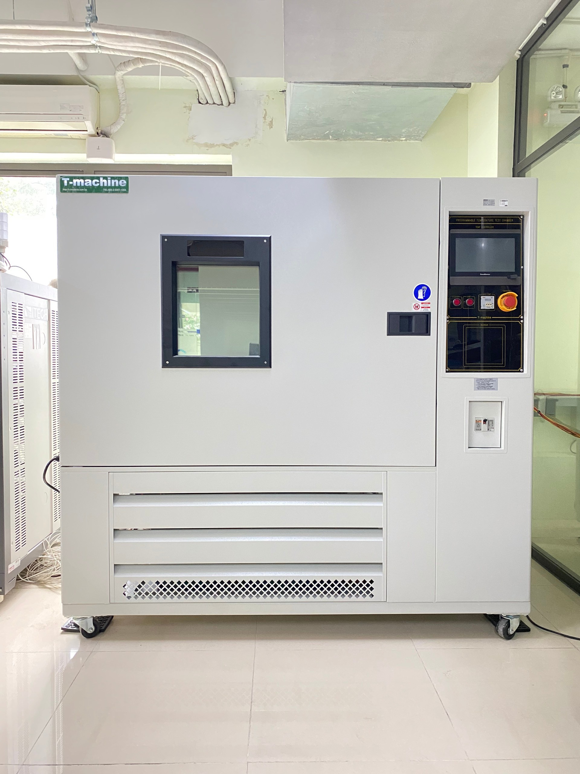 A large white machine with a window
Description automatically generated